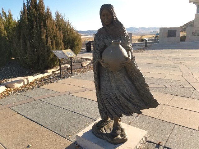 shoshone-woman-statue